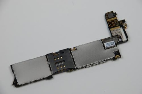 　iPhone 4のロジックボードの表側には、やはり2つのシールドがあり、すべてのチップを覆っている。プロセッサなどのチップを見るには、これらを外す必要がある。ロジックボード表側の中央にはiPhone 4のmicroSIMカードスロットもある。