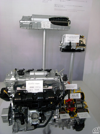 　また、1997年、2003年、2009年のハイブリッドエンジンも展示されている。写真は2009年のもの。エンジンが小型化し、性能が上がっている様子が示されている。