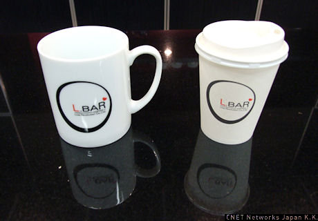 　マグカップや紙カップもオリジナル。「L.BAR」のロゴが入っています。