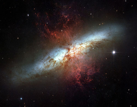 　Hubble宇宙望遠鏡が撮影し、同望遠鏡打ち上げ16周年に発表されたスターバースト銀河M 82の画像。
