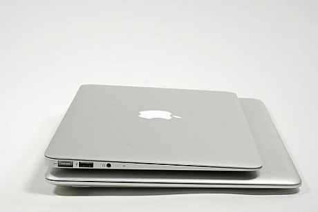 　2010年の11インチMacBook Airと2008年の13インチMacBook Air。