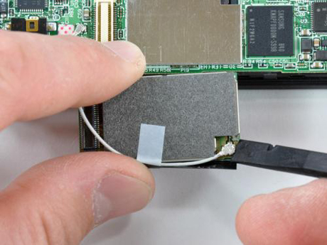 　さらにSpudgerではじいてWi-Fiボードのコネクタのワイヤを外す。