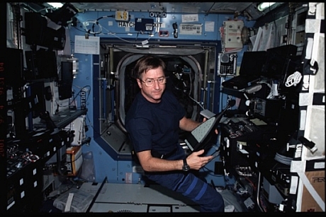 　騒音計を持って、ISSの音響状態を調査する第3次長期滞在機長のFrank Culbertson氏。ISSの音響測定プログラムは、騒音を発生させる多数の機器やシステムの中で、乗組員の生活、コミュニケーション、作業を可能にする空間を作り出す役目を担っている。