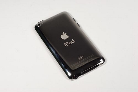 　第4世代iPod touchの背面には、背面カメラがある。
