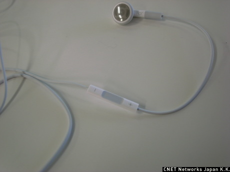 　iPod shuffleのコントローラは、右側のイヤーピースのケーブルに付いている。