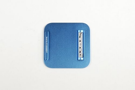 　iPod nanoのばね式クリップは、第4世代iPod shuffleのものとほぼ同一だ。