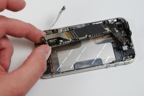 　必要なねじをすべて外したら、iPhone 4のロジックボードを慎重に持ち上げて、金属筐体から外す。