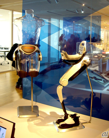 　本田技研工業の「Honda歩行アシストコンセプト」もフロンティアデザイン賞受賞作品。1999年から研究開発を続けている「歩行アシスト」を具現化したものだ。