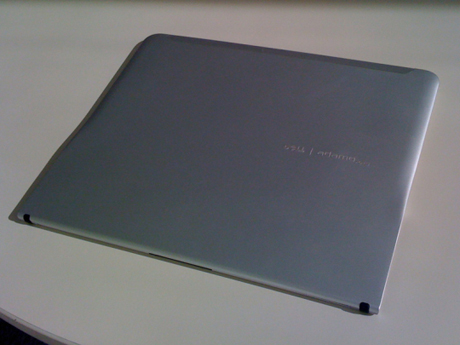 　画面サイズが約13インチのノートPCにしては、非常に薄型。重量はさすがに11インチの「Sony Vaio X」には叶わず、Adamo XPSは持ち上げてみると、SSD搭載版でも見た目より少々重く感じる。