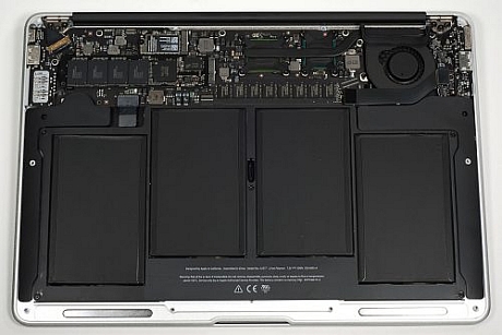　底面パネルを取り外すと、MacBook Air内部のハードウェアが姿を現した。大型のバッテリアセンブリが、ケース内部のスペースの大半を占めている。バッテリの上にあるのはメインロジックボード、冷却ファン、ワイヤレスカード、フラッシュストレージユニットだ。