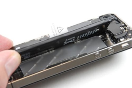 　幸いなことに、AppleはバッテリをiPhone 4の金属筐体に固定するのに最小限の接着剤しか使っていなかった。