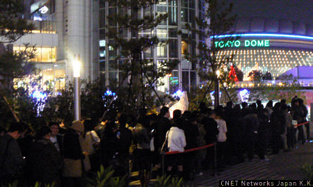 　ドワンゴとニワンゴが共同運営するニコニコ動画の新機能発表会「ニコニコ大会議2008冬〜ザ・デイ・ビフォー・明後日〜」が12月4日に開催された。このイベントの様子を写真で紹介する。

　会場となったのは、東京の後楽園にあるJCB HALL。東京ドームのすぐ隣にある。ニコニコ動画のユーザーが招待されており、18時の開演前には入場を待つ人が100メートル近く列を作っていた。制服姿の高校生の姿もあり、10代から20代の若者が中心のようだ。