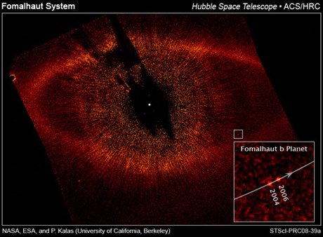 　挿入部分は、Fomalhaut bの軌道と2004年と2006年における位置を示している。Fomalhaut bの1年は地球の872年に相当する。