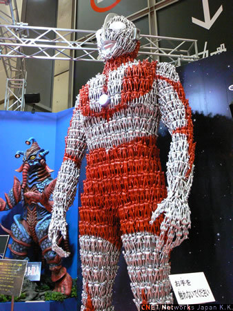 　バンダイブースにあった、巨大ウルトラマン。ウルトラマンヒーローのソフトビニール（ソフビ）人形3000体で構成されており、スケールは10分の1、全高4メートル。こちらは非売品だ。