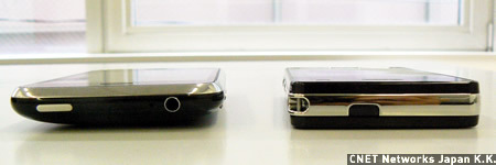 　iPhone（左）とPRADA Phone（右）の端末の上部。iPhoneの上部にはイヤフォンを差し込む口と電源ボタンがあるのに対し、PRADA Phoneには赤外線ポートがある。ちなみに、iPhoneは赤外線通信には対応していない。