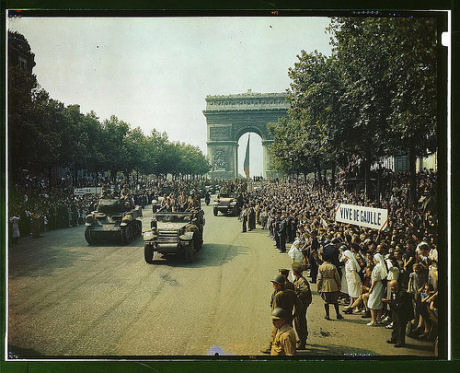 　Jack Downey氏が1944年に撮影したこの写真は、パリ解放後、シャンゼリゼ通りを行進する連合国軍兵士たちの姿をとらえている。