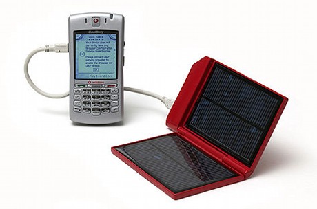 　Soldiusによると、同社のソーラー充電器は各種携帯電話とAppleの「iPod」に対応し、直射日光に当てることにより2〜3時間で携帯電話の充電が可能だという。