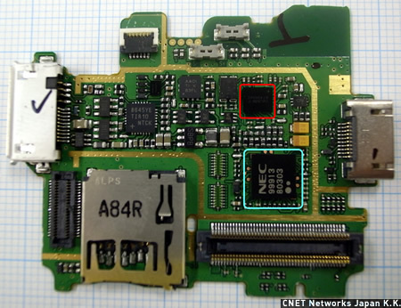 　こちらはもう1つの基板。オーディオICなどが搭載されている。オーディオICはNECエレクトロニクス製「uPD99913」（水色で囲った部分）と、ヤマハ製「YMU800-P」（赤色で囲った部分）が搭載されている。2つのオーディオICを搭載したのは、NTTドコモの仕様に合わせるためではないかと推測される。