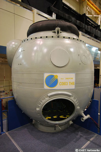　ロシアのロケットに搭乗して国際宇宙ステーションへ向かうクルーのための「ソユーズ」訓練装置。実物大模型であるスペースシャトルの訓練装置と異なり、こちらは実際のソユーズのカプセルだ。NASAにとって、新しい訓練装置を作るよりも実物を購入した方が費用対効果が高かった。