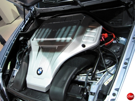 BMW ActiveHybrid X6

　この駆動系は、ツインターボV型8気筒ガソリンエンジンと、これを補う67kWと63kWの2基の電気モーターからなり、4輪すべてを駆動する。合計出力は485馬力、トルクは575ポンドフィート（約780Nm）、時速62マイル（時速100km）までの加速は5.6秒と見積もられている。
