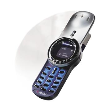 　2002年。折りたたみ式携帯電話、別名クラムシェルは、2005年から2006年にかけて全盛期を迎えた。

　この形状を最初に発表したのはMotorolaで、1996年の「StarTAC」がそれだ。6年後の折りたたみ式携帯電話も依然として分厚かったが、おしゃれで、その形状は突如流行した。辺りを見渡せば、誰かしら「V66i」のようなMotorolaのクラムシェルを開いていた。

　このような携帯電話から、さらに別のMotorolaの折りたたみ式携帯電話が誕生する。あまりにも大きな成功を手にしたため、Motorolaは次の一手に苦労することになる（詳細は後ほど）。

　Motorolaがその年に発売し、「これまでにない回転式カバーと丸いディスプレイ」という特徴から、少なくともマニアの間で元祖というべき地位を獲得している携帯電話が「V70」（写真）だ。クラムシェルでもなければ、スライダーでもないV70を、Motorolaは、「思い切ってV70を受け入れた人たちにとって、回転式ヘッドは当たり前のものになるだろう」と考えた。オリジナリティあふれる携帯電話だが、ほかには特に何もない。