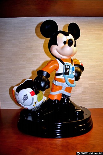 　ルーク・スカイウォーカーの格好をしたミッキーマウスがポーズを決めている。