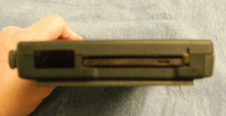 　本体上部。左側の黒く見える四角い部分は赤外線ウィンドウ、その隣はPCMCIAメモリカード用カードスロット。
