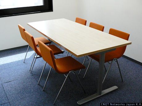 会議室は広さとカラーイメージごとに6部屋用意されている。こちらは6人掛けの会議室。