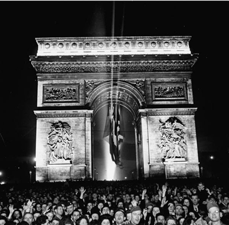 　凱旋門前で欧州戦線勝利の日を祝うパリ市民。この日は、第二次世界大戦における欧州戦線の終結とナチスに対する勝利を意味する。1945年5月8日撮影。