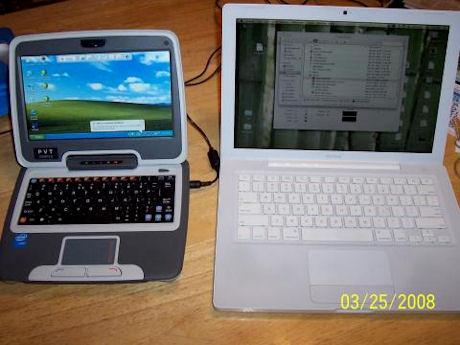 　9インチ型ディスプレイの第2世代Classmate PCと、MacBook。