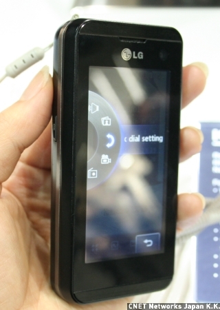 　LG-KF700はタッチパネルによる操作のほかに、数字キー、端末背面にあるダイアルでも操作が可能。ユーザーが自分の一番操作しやすい方法を選べるというのを売りにしている。タッチパネルを指でよこになぞるとメニュー画面が切り替わるが、記者が試したところでは反応がやや鈍かった。写真はダイアルによる操作画面。