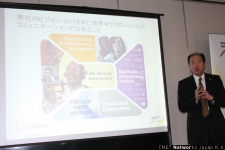　ノキア・シーメンス・ネットワークは4月25日、第3.9世代携帯電話で使われる技術「LTE（Long Term Evolution）」のデモを報道陣に公開した。会場では、1月1日に日本の最高責任者に就任した、ノキア・シーメンス・ネットワーク代表取締役社長の小津泰史氏（アジア太平洋地区 リーダーシップチームメンバー）が背景を説明。2015年に全世界で50億人が通信を利用していることを前提にシステムを構築していると語った。特に無線通信を最近になって導入した国は、通信についてのノウハウが少ないため、問題なくサービスが構築できるよう、サポートに力を入れているとのこと。2007年の世界総売上高はEricssonに続いて2位。今後、日本や北米地域に注力し、1位を目指すとした。