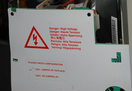 　警告文は要領を得ている。電圧入力を示すジャンパが使われており、興味深い。