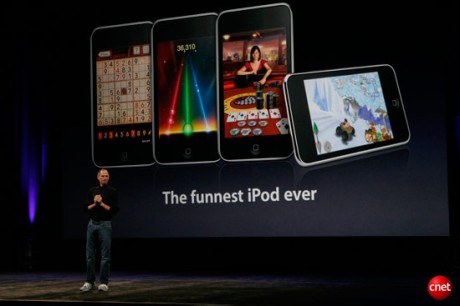 　これまでよりも薄く、値段が下げられた「iPod touch」が発表された。顧客から最も要望の多かったボリュームコントローラを内蔵している。