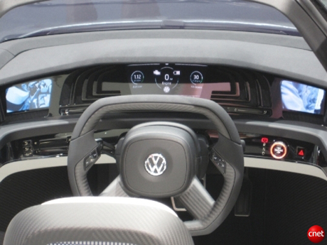 Volkswagen L1

　L1は車幅が狭いため、2人分の座席がタンデム方式で、つまり1つの座席がもう1つの座席の後ろに配置されている。未来的な運転席には、バックミラーの代わりにカメラとビデオスクリーンが使われている。