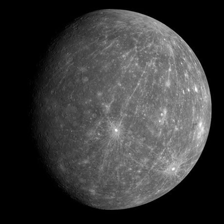 　NASAの探査機Messengerが米国時間10月6日、水星から125マイル（約200km）の距離に近づいた。水星を通過するのはこの1年間で2度目となる。2011年3月の水星周回を目指している。

　この画像は6日に水星へ最接近してから90分後に撮影されたものである。