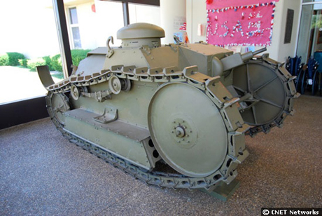 　この写真は1918年のFord製3t戦車。2人乗り車両で、Fordの既製部品を使って製造され、2基の「Model T」自動車エンジンを備えており、最高速度は時速8マイル（約12.9km）だ。1万5000台が発注されたが、第一次世界大戦終結までに製造されたのは15台だけで、実際に戦争に使われることはなかった。これまで製造された中で最小の戦車の1つであり、30口径ブローニング戦車用機関銃が1丁搭載されていた。