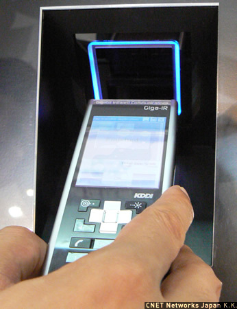 　幕張メッセで開催されているデジタル家電の展示会「CEATEC JAPAN 2008」では、携帯電話関連の新技術が数多く展示されている。その様子を写真で紹介する。

　こちらは、1Gbpsの通信が可能な赤外線通信技術。例えば100Mバイトの動画コンテンツも、0.8秒で送ることができる。KDDIのブースで展示されていた。