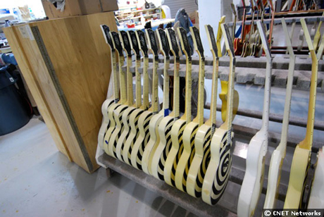 　ナッシュビルにあるGibsonのカスタム工房で制作中のZakk Wyldeモデルのレプリカギターが並んでいる。