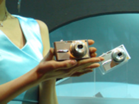 “お嬢様カメラ”と“きみまろズーム”戦略--パナソニック、Lumix新モデル発表