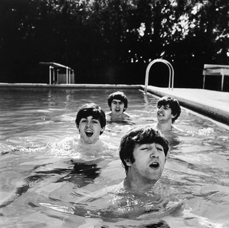 　写真撮影のためにプールでポーズをとるThe Beatlesのメンバー（Paul McCartney、George Harrison、John Lennon、Ringo Starr）。1964年2月にマイアミで撮影。