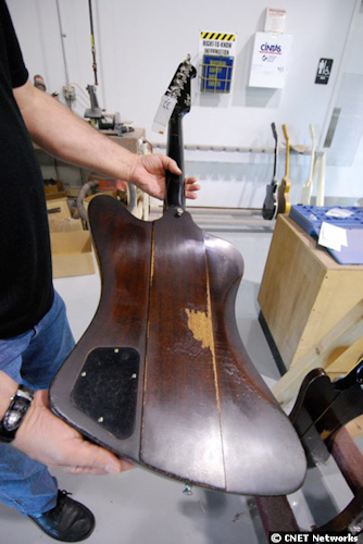 　Gibsonの最新のカスタムプロジェクトの1つが、ロッカーであるJohnny Winterの1963年の「Firebird」のレプリカだ。ギターの細かな作業は、オリジナルのギターにある多くのひびや変形まで、広範囲に及んでいる。このギターは、Gibsonが新シリーズのモデルとして使用している。