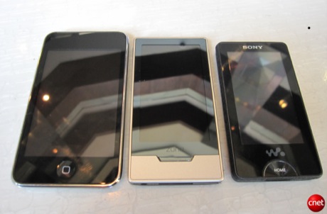 　Appleの「iPod touch」（左）とソニーの「X-Series Walkman」（右）との比較。Zune HDには3.3イントOLEDディスプレイが採用されている。また、HDラジオ、HDビデオ出力がサポートされている。