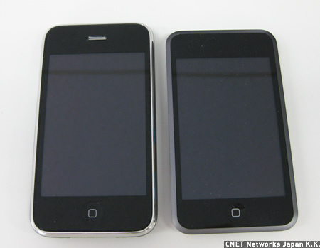 　iPhone（左）をiPod touch（右）の大きさをと比較してみた。iPhoneの高さは115.5mmと、iPod touchの110mmよりわずかに長い。