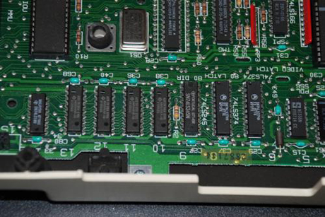 　Apple IIcのメモリチップ。システムには128KバイトのRAMが搭載されていたが、64Kバイトのメモリバンクにしかアクセスできなかった。メモリを1Mバイトまで増設できたが、このメモリも、連続する1Mバイトではなく、バンク単位でしか利用できなかった。

　私たちのAppleのマザーボードには、ベースメモリがはんだ付けされている。メモリはカードで増設される。写真には写っていないが、左側にそのためのコネクタがある。初代Apple IIcのマザーボードでは、メモリチップがソケットに装着され、アップグレードの際には、すべてを取り外して交換しなければならなかった。