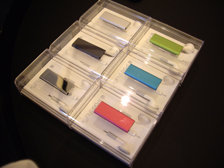 　iPod shuffleの新モデル。シルバー、ブラック、ピンク、ブルー、グリーン5色のほか、スペシャルエディションとしてステンレススティールモデルがラインアップ。容量は2Gバイト（価格：5800円）、4Gバイト（価格：7800円）となる。