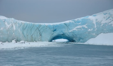 　南極大陸アンバース島Norsel Pointにある氷河。アーチ状になっている。アンバース島は南極半島の北西沿岸沖の群島に位置している。