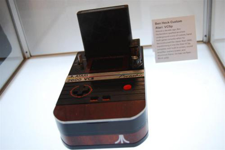 Ben Heck氏のカスタム「Atari VCSp」
 
　10年ほど前、Ben Heckendorn氏は、手製の改造ゲームコンソールというアンダーグラウンドシーンの先駆けとなった。分解した「Atari 2600」をベースにして、スクリーンを内蔵し、サウンドアンプ、バッテリ電源を搭載したアルミきょう体のコンソールを製作した。