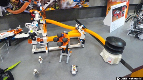 　LEGOの火星探査をテーマとした新しいモデル。オレンジ色のチューブを使って火星の施設をつないでいる。