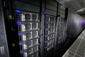 　年2回実施のスーパーコンピュータランキング「TOP500」が米国時間11月17日に発表された。ここではベスト5に選ばれたコンピュータを紹介する。

　第1位となったのは、米ロスアラモス国立研究所のスーパーコンピュータ「Roadrunner」。2008年6月に続いて2期連続の第1位。Roadrunnerは、1.105ペタフロップスで毎秒1000兆以上のオペレーションを実行できる。

　Roadrunnerは、最も強力なスーパーコンピュータというだけではなく、TOP500において最もエネルギー効率がよいシステムの1つだった。

　Roadrunnerは「IBM QS22」ブレードをベースにしており、ソニーの「PLAYSTATION 3」で使われているプロセッサを改良したものが使われている。